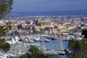 Billig Hyrbil på Mallorca ➤ Våra erbjudanden för Biluthyrning inkluderar försäkring ✓ och obegränsad körsträcka ✓ för de flesta destinationer!
