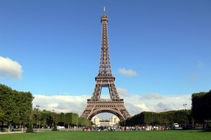 Billig Hyrbil i Paris ➤ Våra erbjudanden för Biluthyrning inkluderar försäkring ✓ och obegränsad körsträcka ✓ för de flesta destinationer!